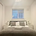 Ttsa- Essential 1 Bedroom Apt Balham-Free Parking