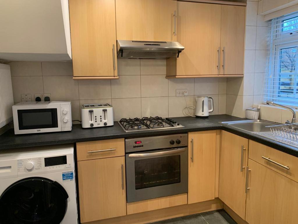 Ttsa- Essential 1 Bedroom Balham-free Parking Apartment London